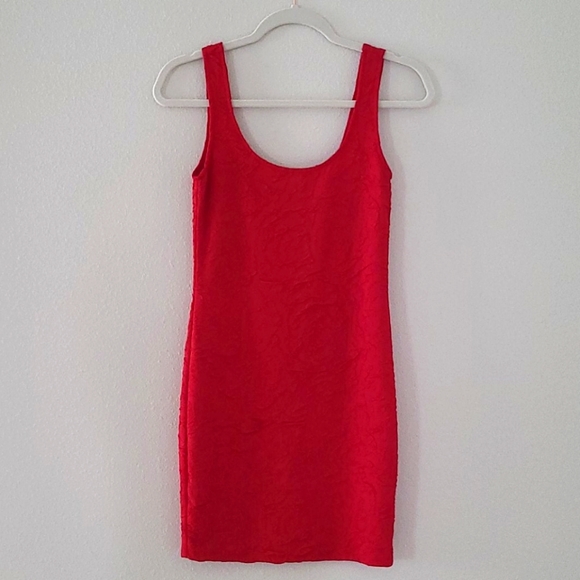 Red textured form fitting dress - Picture 1 of 4